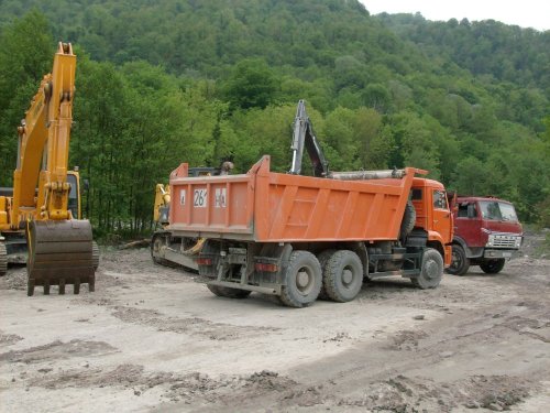 (2009.05.21) Незаконная добыча гравия в русле реки Шахе (г.Сочи)